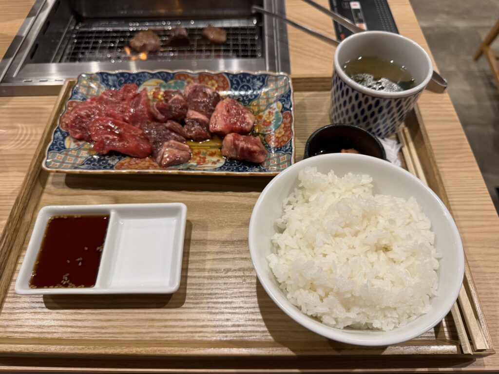 焼肉食堂やまと一宮店のカルビ・ハラミ・ロース定食